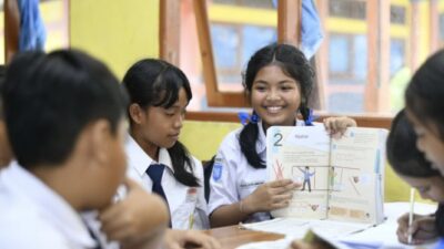 Penerimaan Dana Bansos PKH bagi Siswa Tingkat SD, SMP, dan SMA