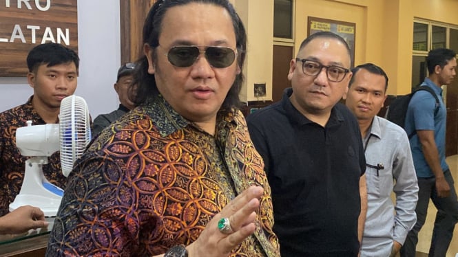 Farhat Abbas Menegur Menteri Sosial setelah Mengundang Denny Sumargo dan Novi ke Kemensos: Tindakan nekat atau langkah tepat?