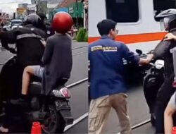 “Insiden Berbahaya: Pemotor Melanggar Palang Kereta dan Bertengkar dengan Petugas”