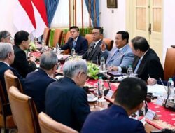 Prabowo dan Pengusaha Jepang Berbincang di Istana