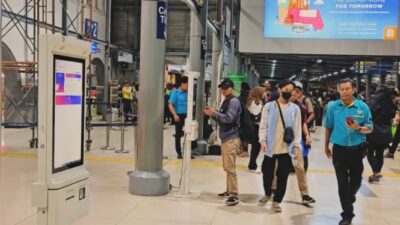 Antusiasme Penumpang Meningkat di Stasiun Pasar Senen Menjelang Liburan Nataru