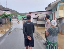 Mengarungi Arus Sungai: Kisah Terobos Banjir Remaja Perempuan di Sumbawa Barat